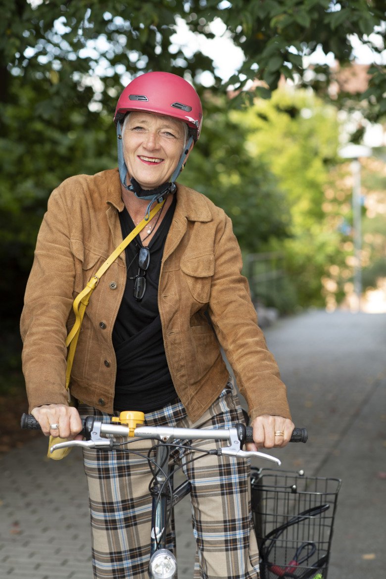 Susanne Guidetti on a bike, she has a helmet hon her head.