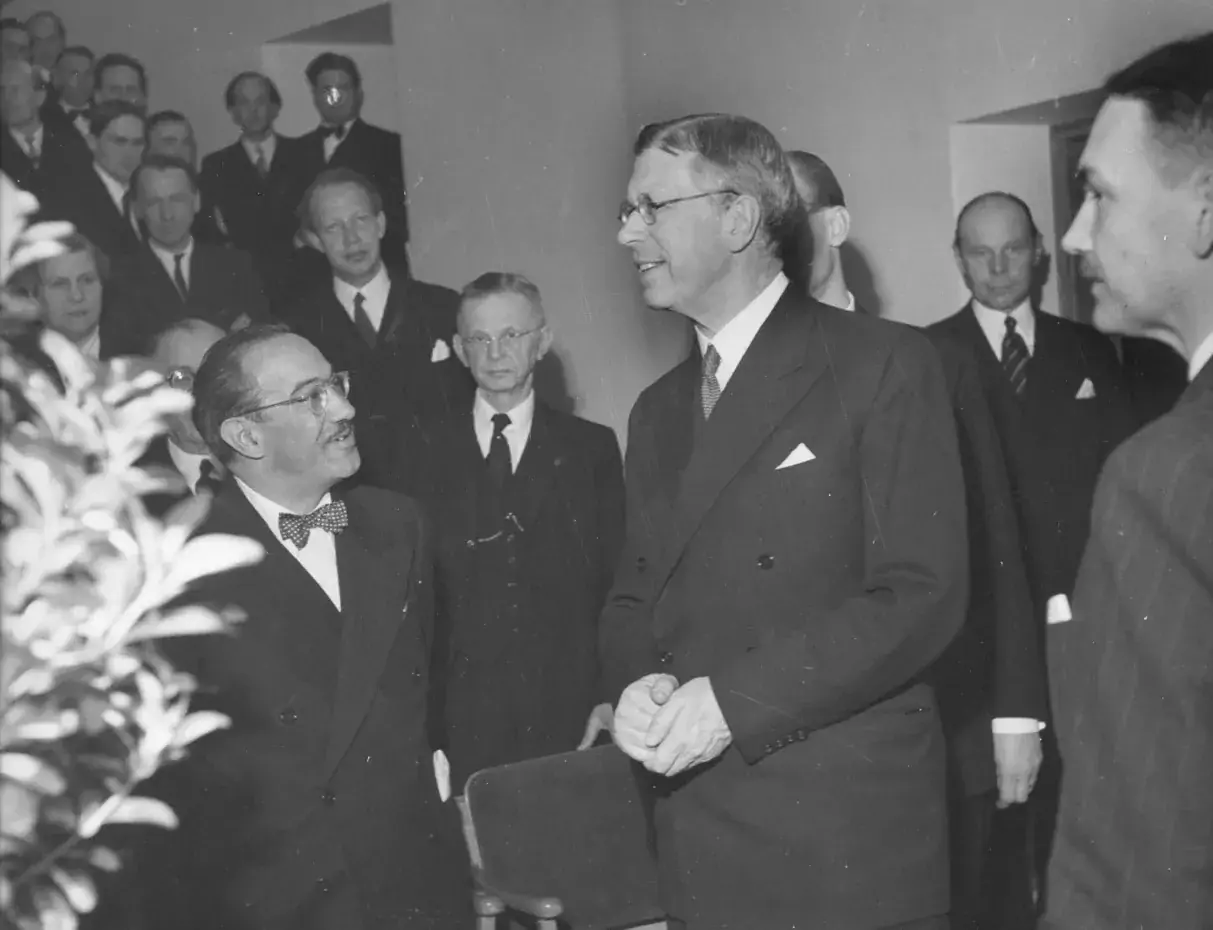 H.K.H. Kronprins Gustaf, sedermera Kung Gustaf VI Adolf, inviger institutionerna för fysiologi och farmakologi den 23 april 1949. På bilden syns även bland andra Ulf von Euler och Nanna Svartz.