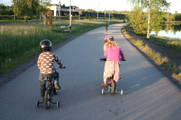 Barn som cyklar