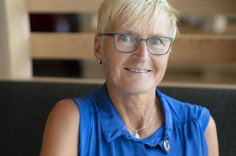 Porträtt av Maria Hagströmer, hon har en kornblå blus på sig.