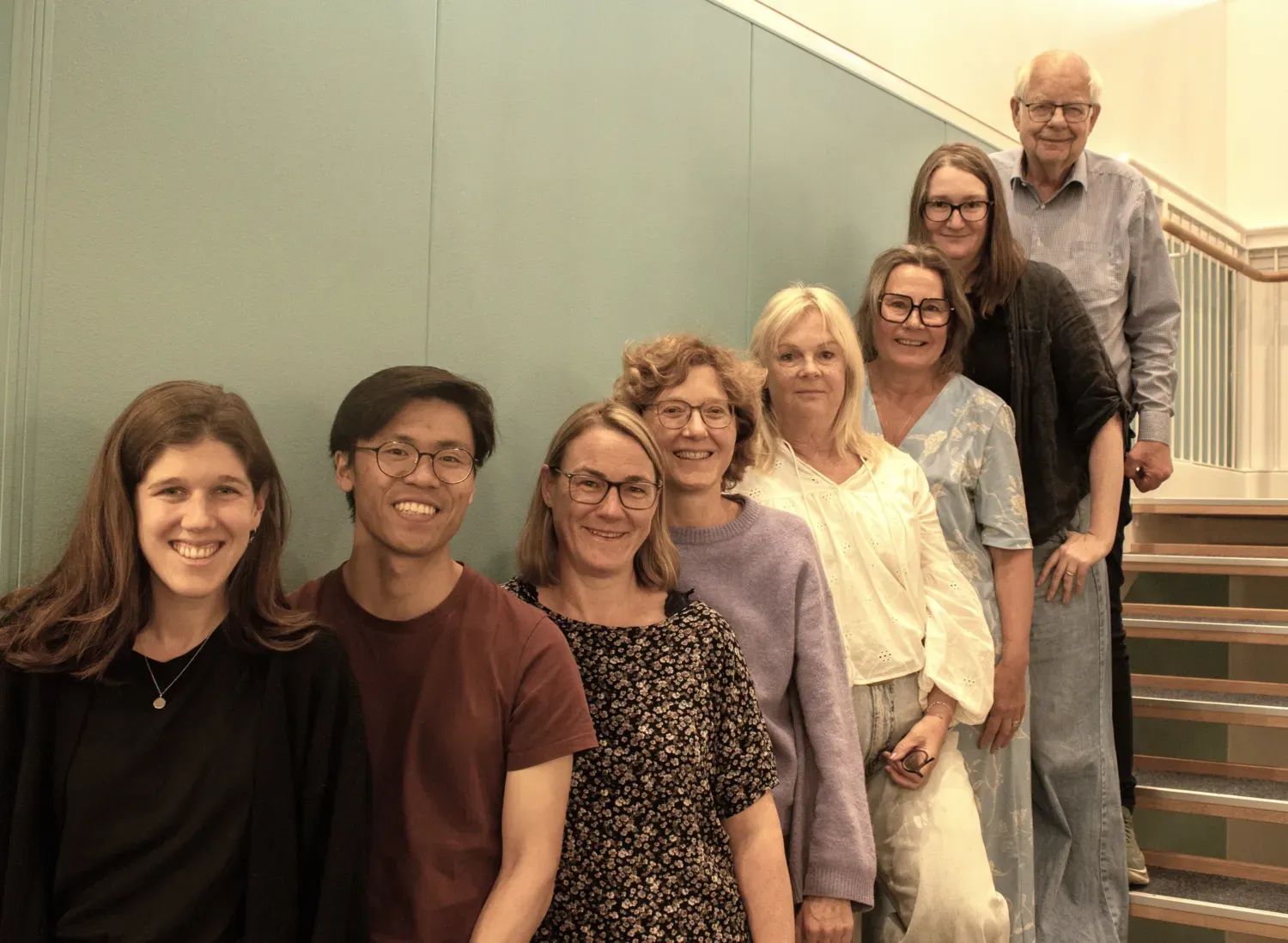 Bild på 7 personer i Hampusgruppen som står bredvid varandra i en trappa.