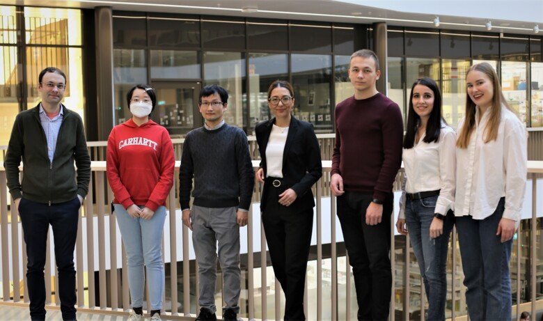 Picture of Helin Norberg lab's group members, standing next to eachother in Biomedicum.