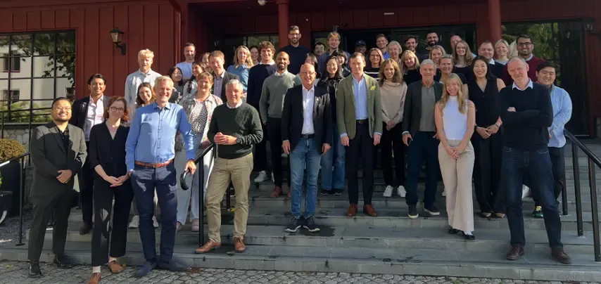 Forskarna i Henrik Grönbergs grupp står uppställda på en trappa