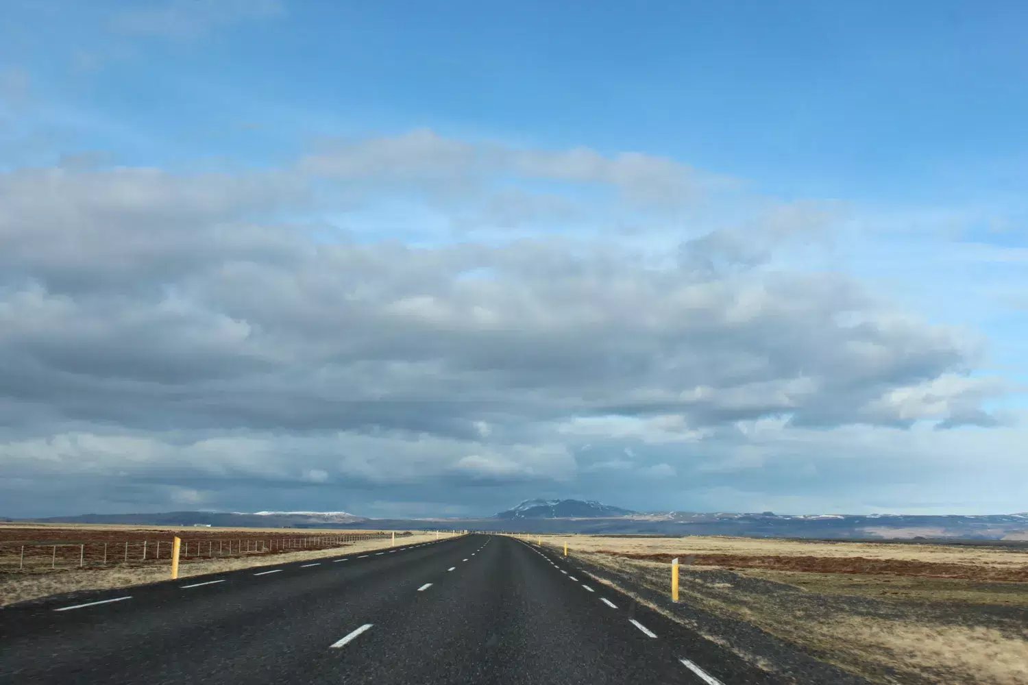 En öde bilväg i ett kargs landskap