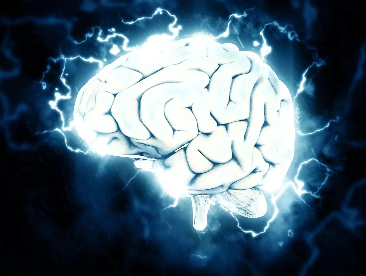 huvudvärk symboliserat av hjärna i vitt mot mörk bakgrund
