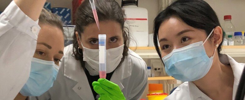 Chiara Sorini, Chiara Zagami and Xinxin Luo  in the lab