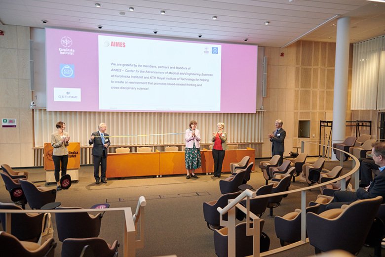 Presidents from KTH and KI tying knots during inauguration ceremony of AIMES on 30 September 2020, in Biomedicum.