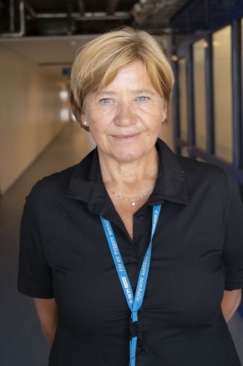 Portrait of Inger Kull in a hospital corridor.