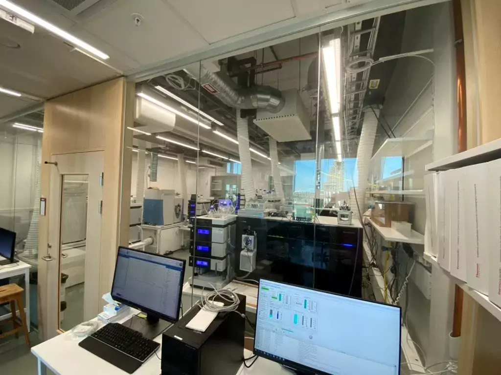 Instruments, screens and technical devices at the core facility