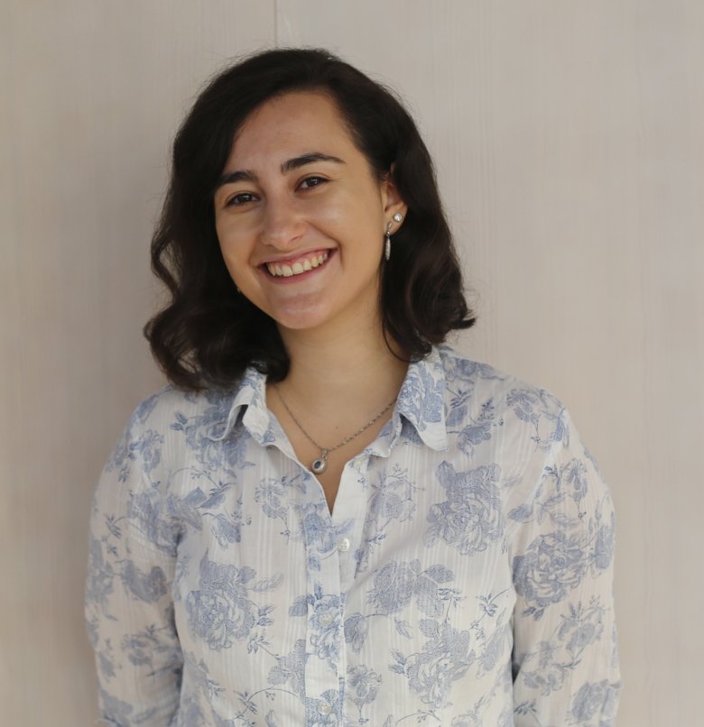 KI-alumna in front of Aula Medica
