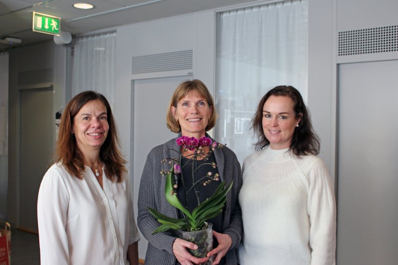 Birgitta Nordgren is honored with flower by the Division of Physiotherapy for her award Gyllene Äpplet from Region Stockholm.