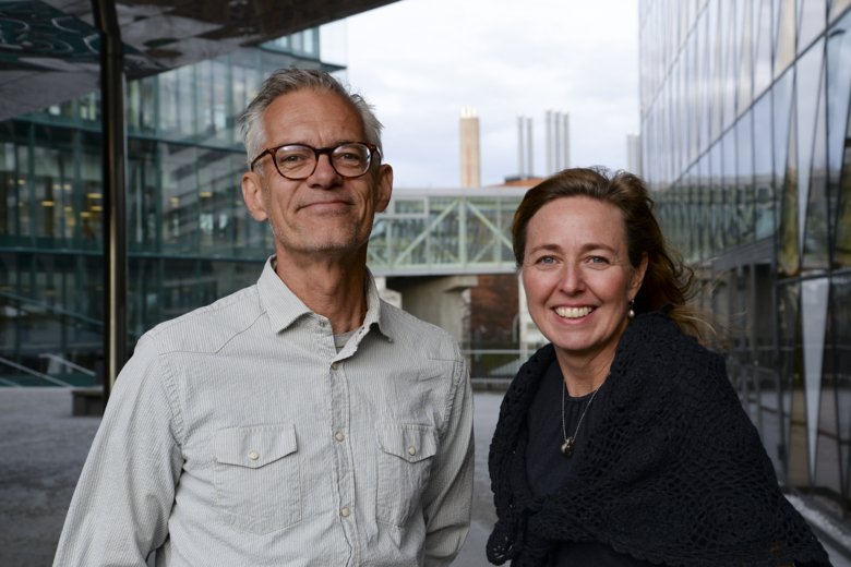 Professor Johan von Schreeb and podcast host Cecilia Odlind in front of Aula Medica.