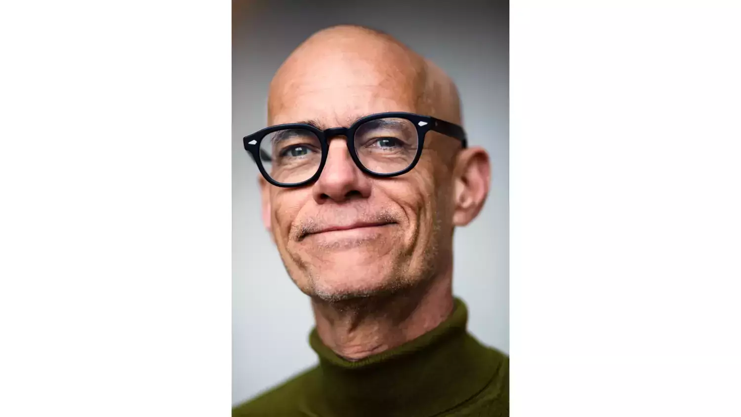 Profile photo of Johan von Schreeb. A man in a green jumper and glasses