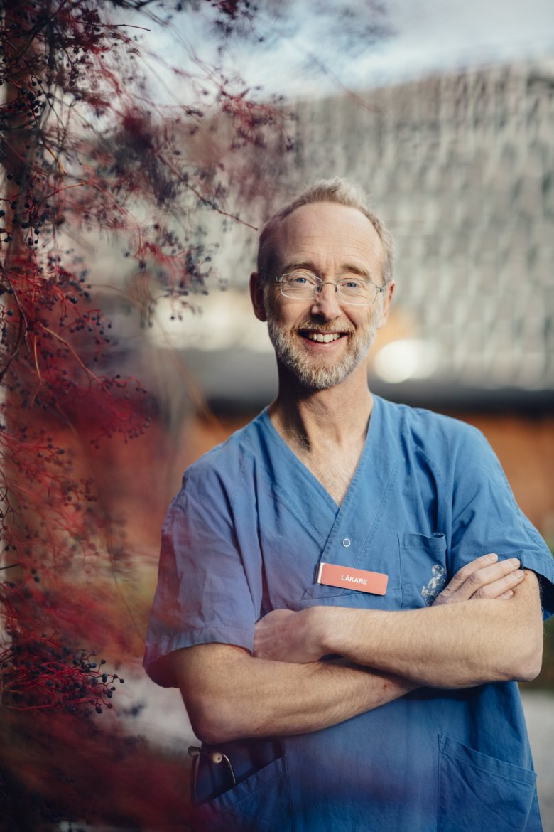 Portrait photo of Professor Jonas Ludvigsson in front of Aula Medica at Karolinska Institutet