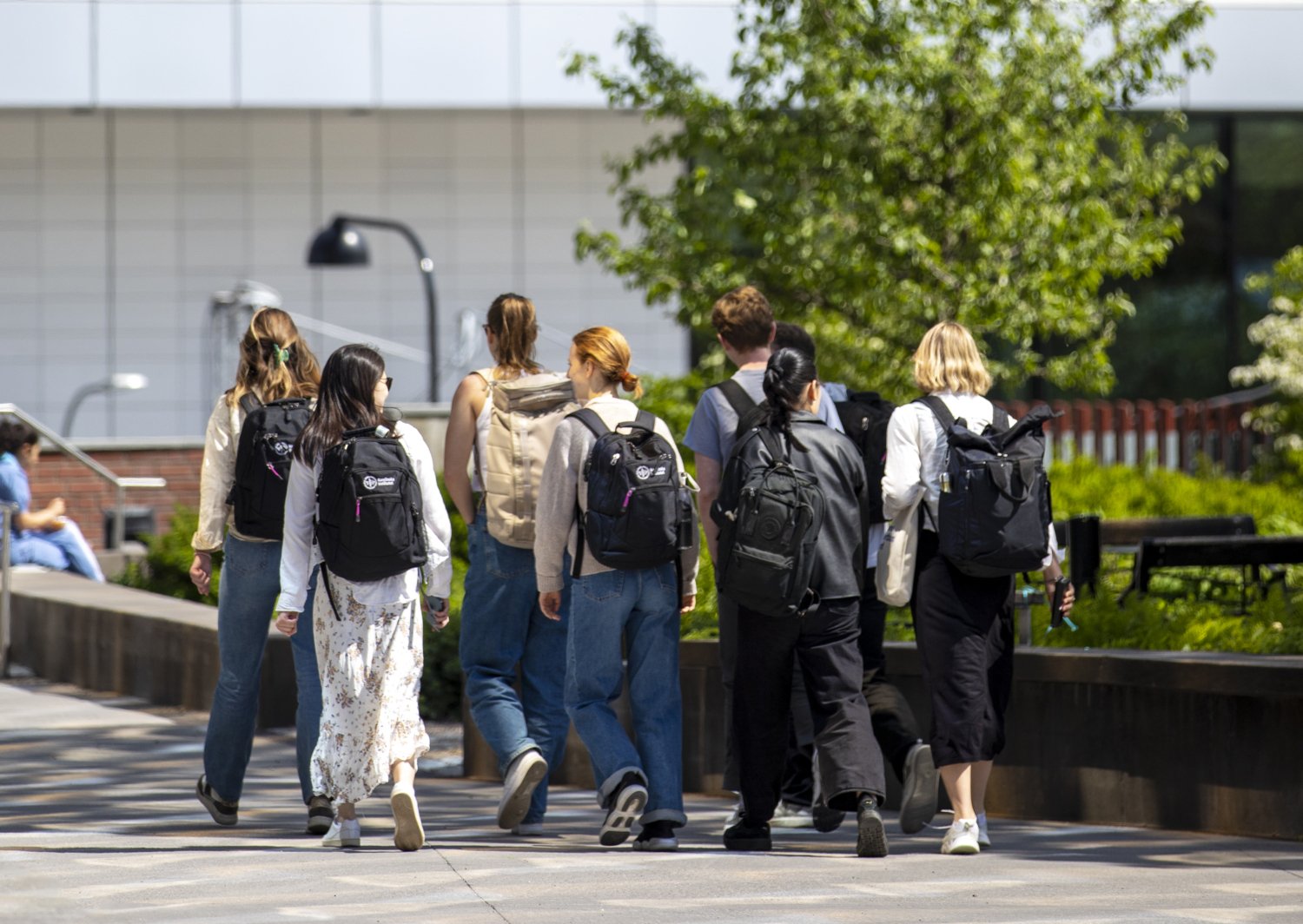 Studenter går i klunga på campus Solna.