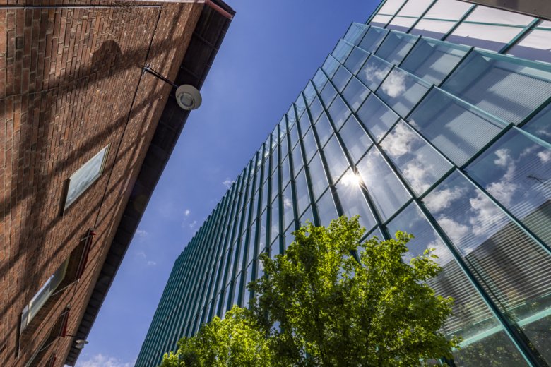 Image of Biomedicum's glass facade up to the sky.