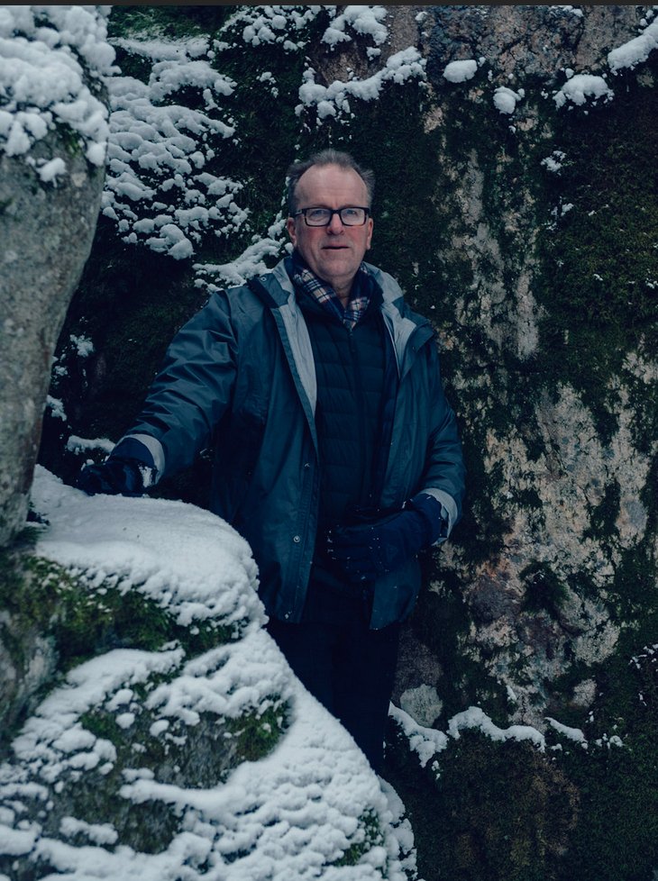 Bild på Lars Engstrand som står ute i snön vid ett berg.