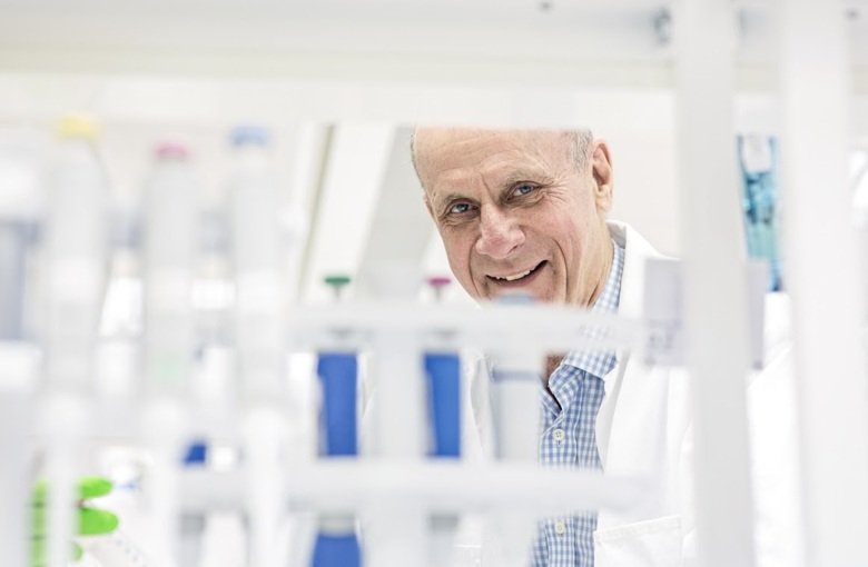 Lars Lannfeldt in a lab.