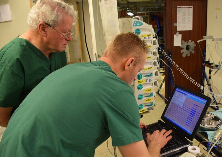 Lars-Gunnar Olsson and Andreas Brännström do an electroencephalography (EEG) analysis