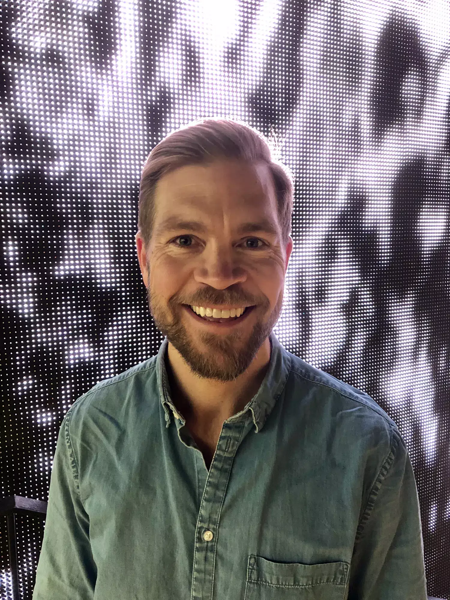 Lars Karlsson porträtterad framför ett digitalt vattenfall.