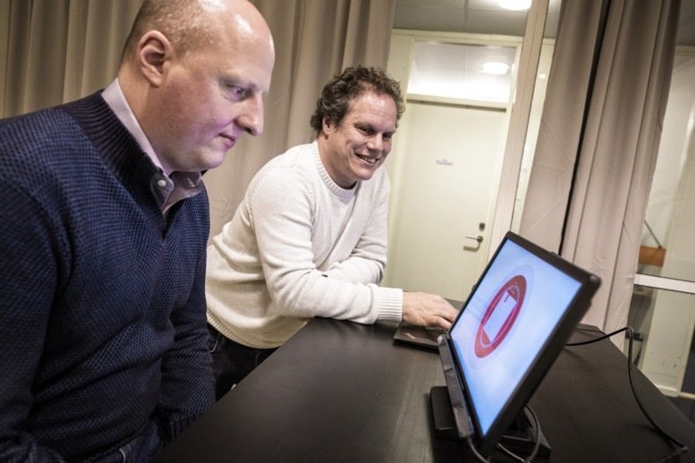 Picture of Nilsson Benfatto and Öqvist Seimyr looking on a screen.