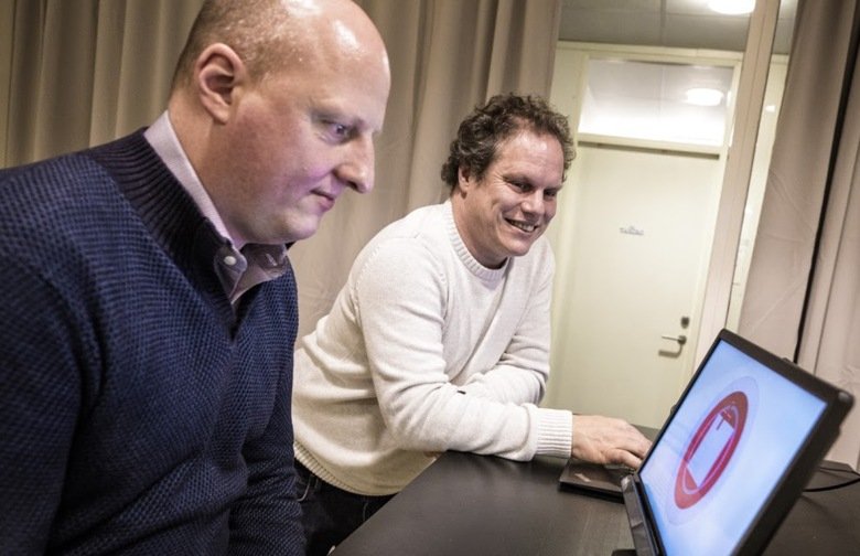 Bild på Nilsson Benfatto och Öqvist Seimyr som tittar på en skärm.