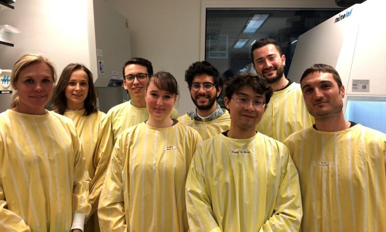 Picture of group members in the lab.