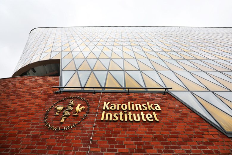 Karolinska Institutet logotyp på fasad