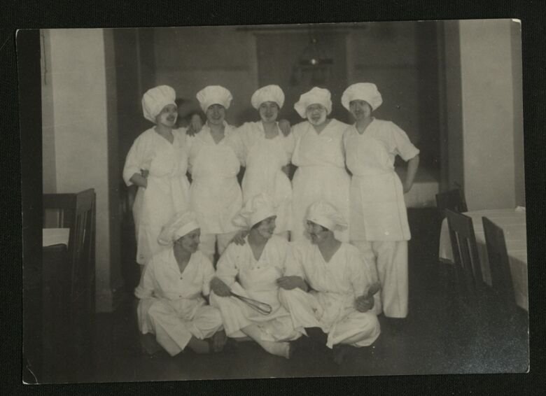 Maria sjukhus kökspersonal täckt med det som ser ut som mjöl i ansiktet. C.1920 -talet