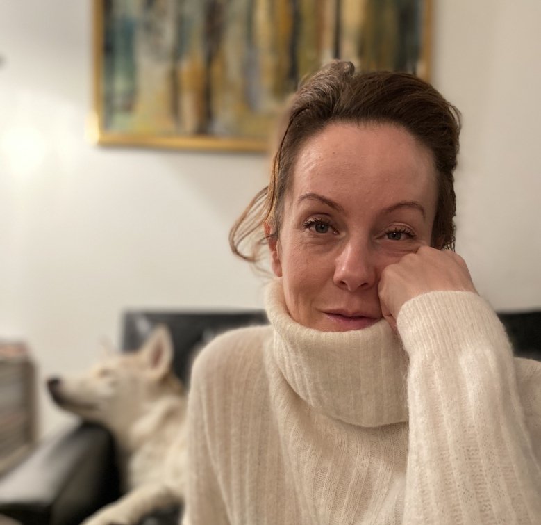 Porträtt av Maria Beckman i en stickad vit tröja.