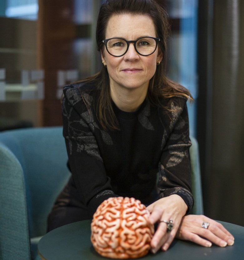 Portrait of Marie Carlén with a plastic brain. Photo: Martin Stenmark.