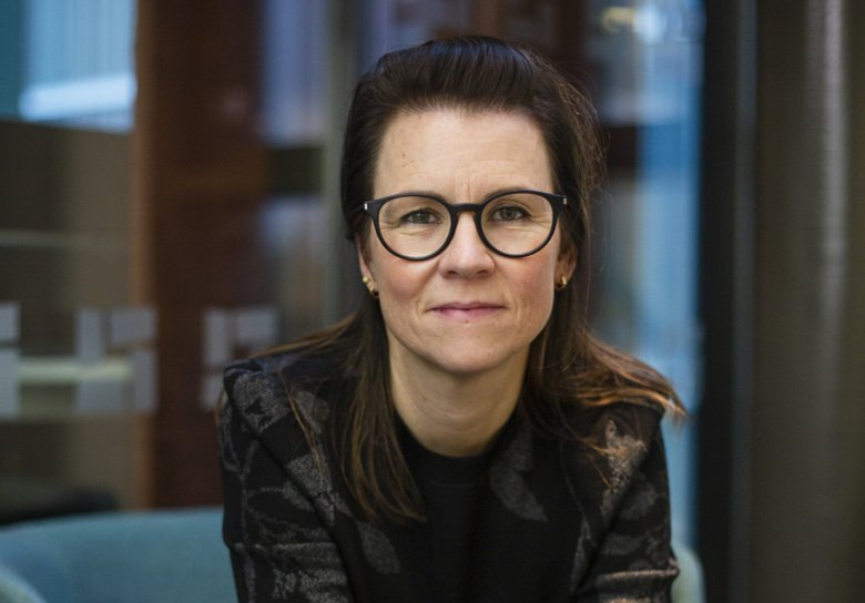 Portrait of Marie Carlén with a plastic brain. Photo: Martin Stenmark.