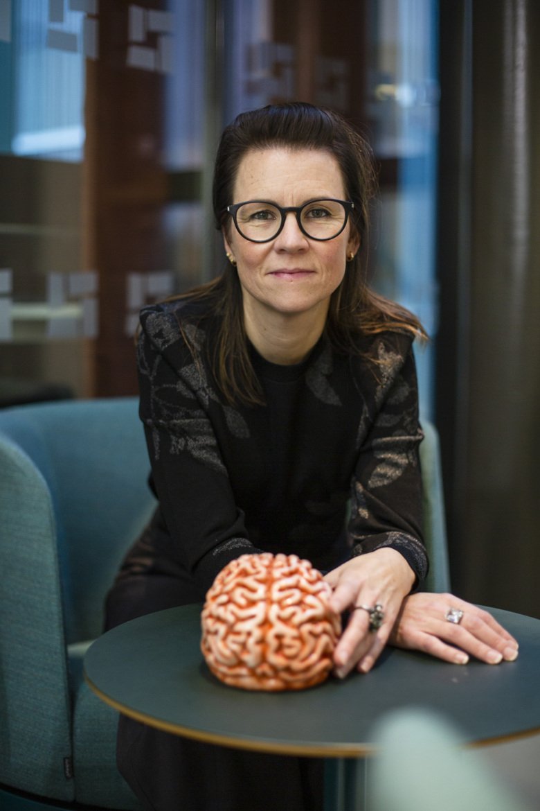 Portrait of Marie Carlén with a plastic brain. Photo: Martin Stenmark.