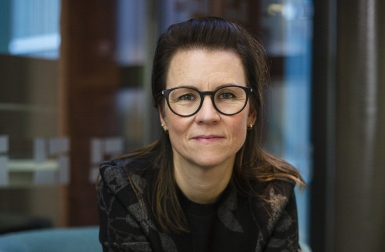 Portrait of Marie Carlén with a plastic brain. Photo: Martin Stenmark.