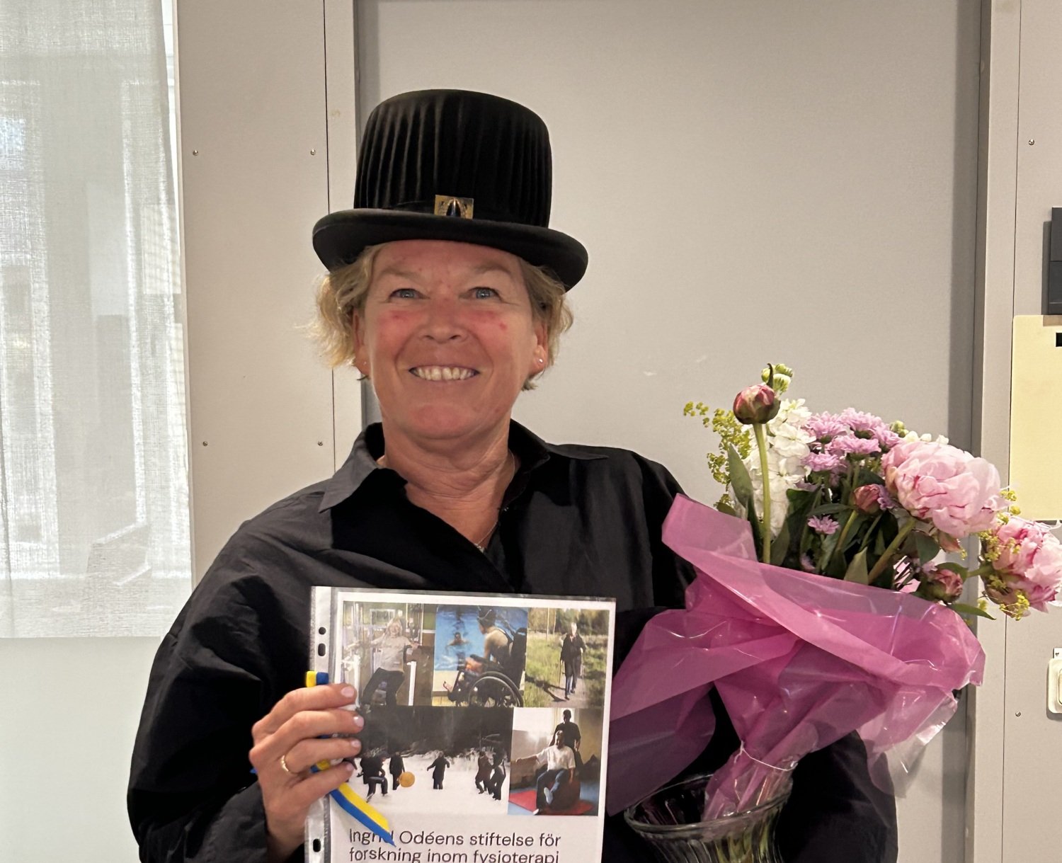 BIld på Marie Halvorsen, mottagare av Ingrid Odeéns pris 2026 med doktorshatt, diplom och bukett.
