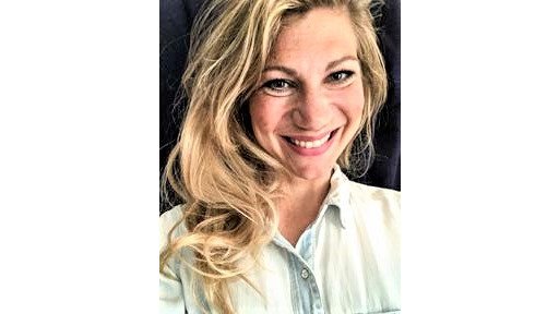 Profilfoto på Martina Gustavsson. En kvinna med långt blont hår och ljusblå skjorta