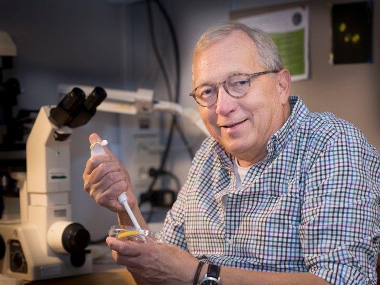 Picture of Mats Wahlgren in the laboratory.