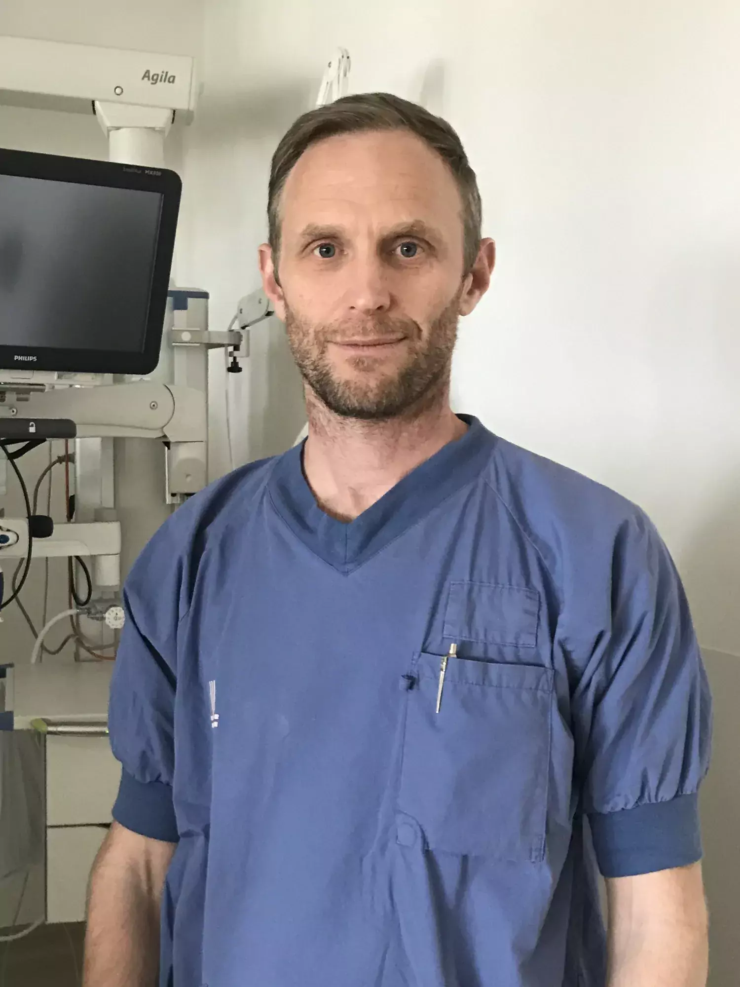 Portrait of Mattias Günther in lab environment/hospital