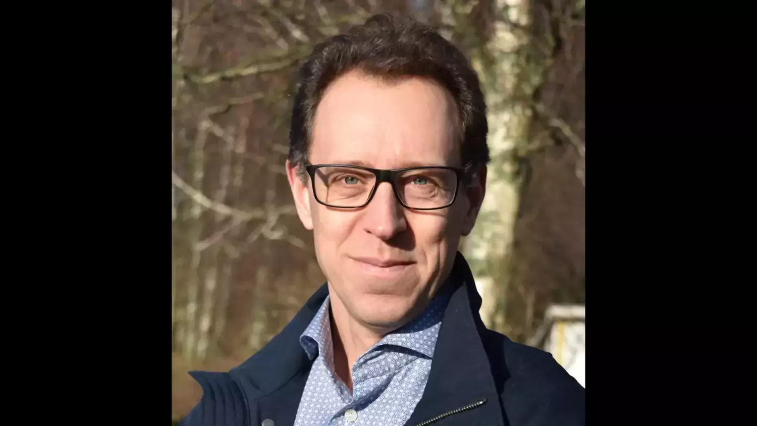 Profilfoto på Mattias Öberg. Man i blå jacka och glasögon
