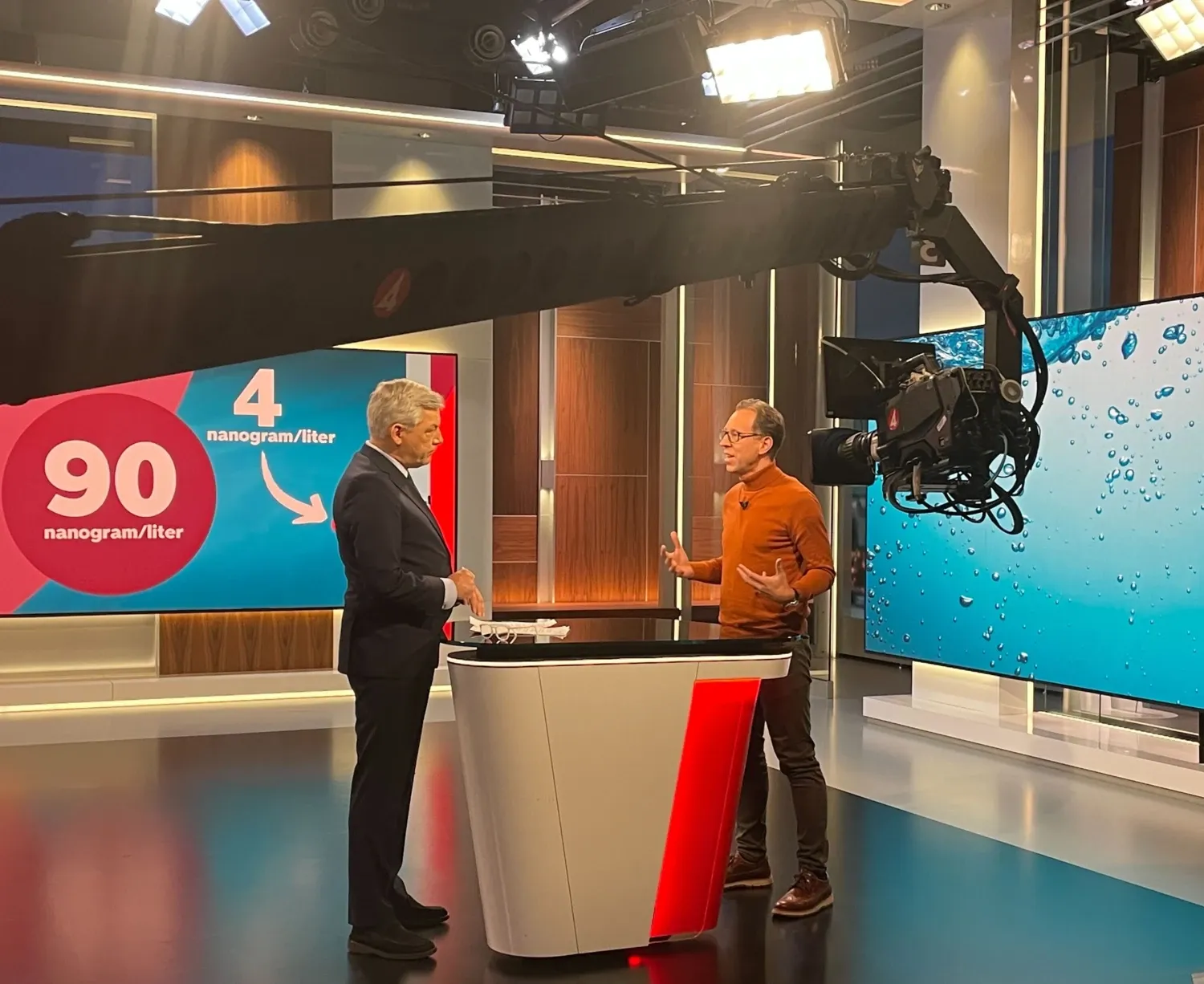 Två män i en tv studio