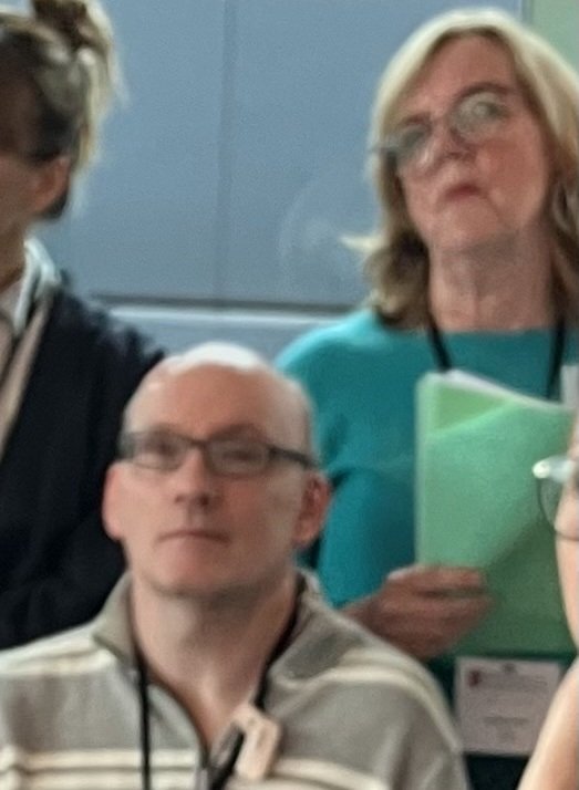 inzoomat foto av tre personer.