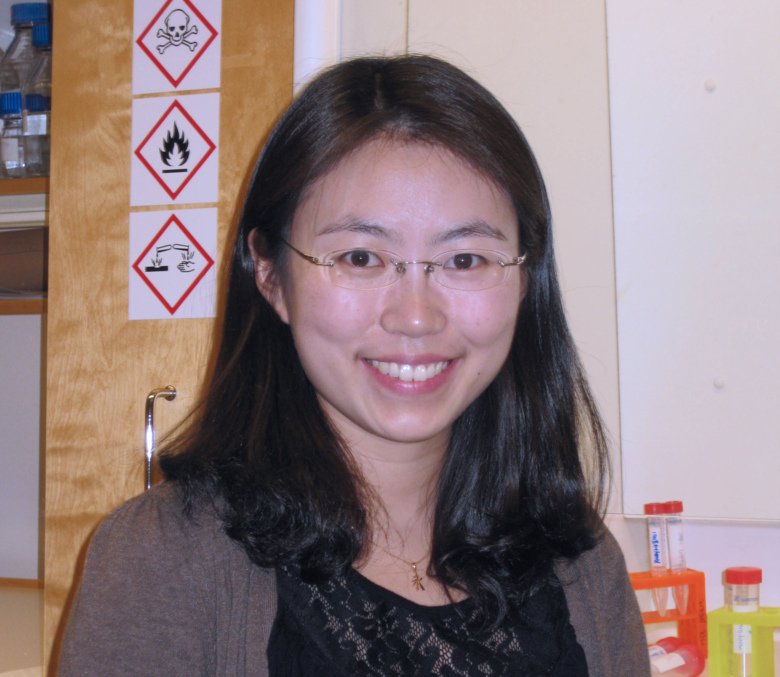 Portrait of Ning in the lab.