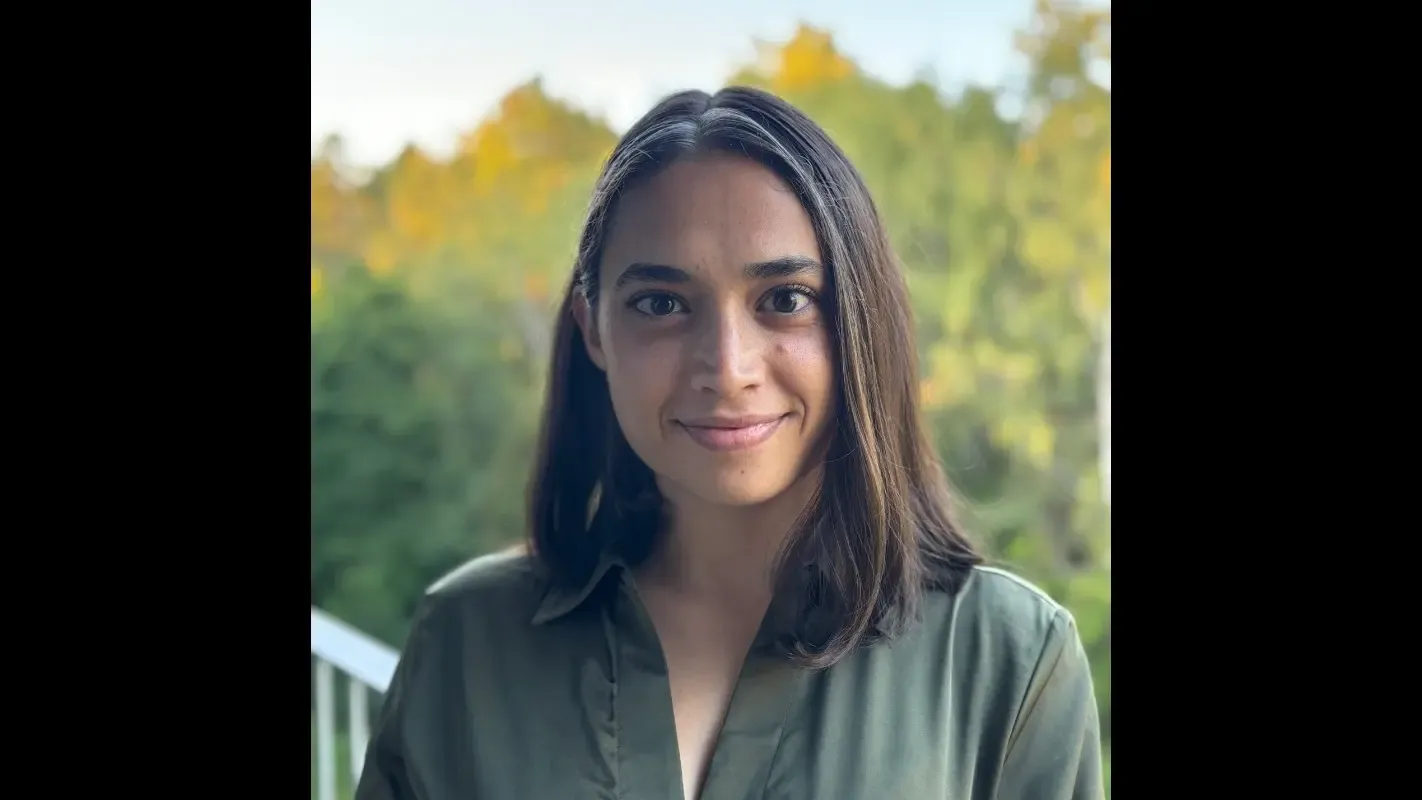 Profilbild på Nitya Bergstrand, en kvinna med mörkt hår och grön blus