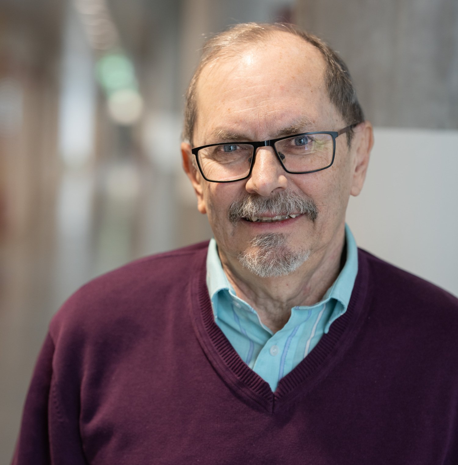 Porträtt av man i röd tröja.