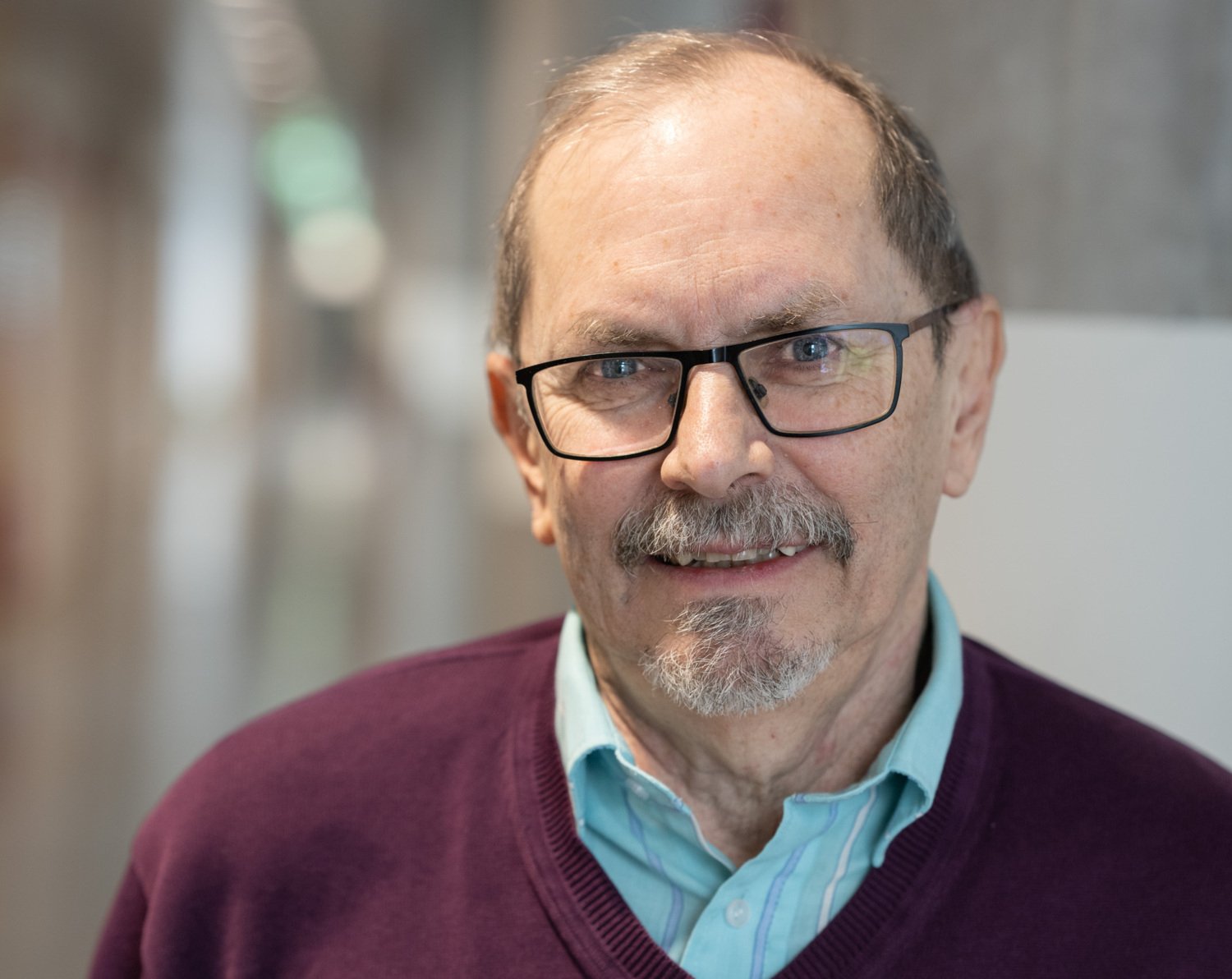 Porträtt av man i röd tröja.