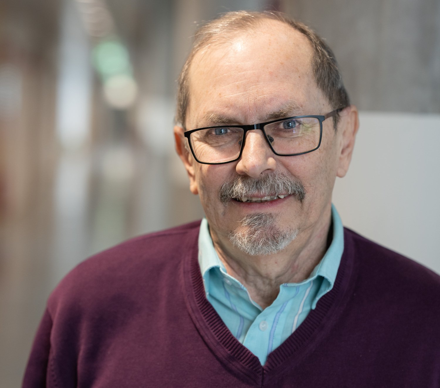 Porträtt av man i röd tröja.