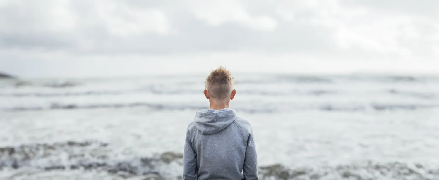 En pojke vid havet