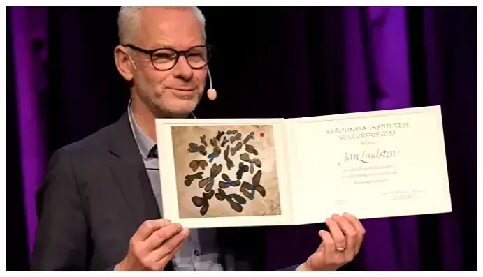 Mats Lekander holding the Culture Award diploma, that was awarded to Jan Lindsten.
