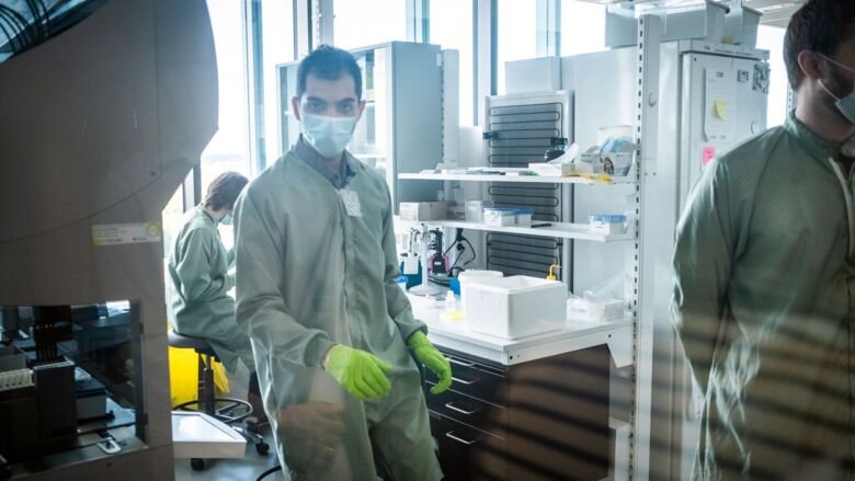 The National Pandemic Center (NPC) at Karolinska Institutet in Solna analyzes the genome from positive covid tests in Sweden. Photo: Magnus Hjalmarson Neideman