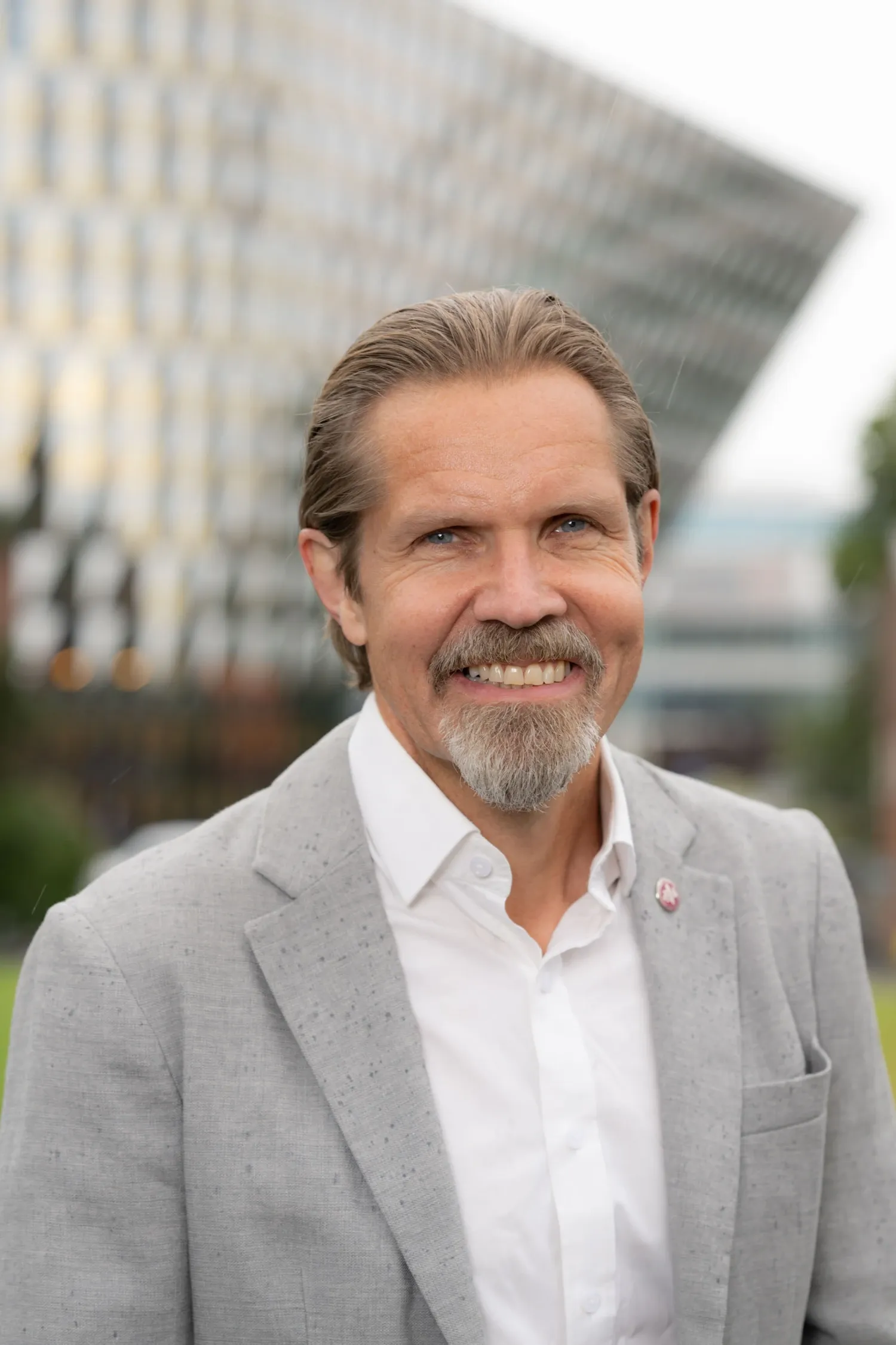 Porträtt av man i grå kavaj.